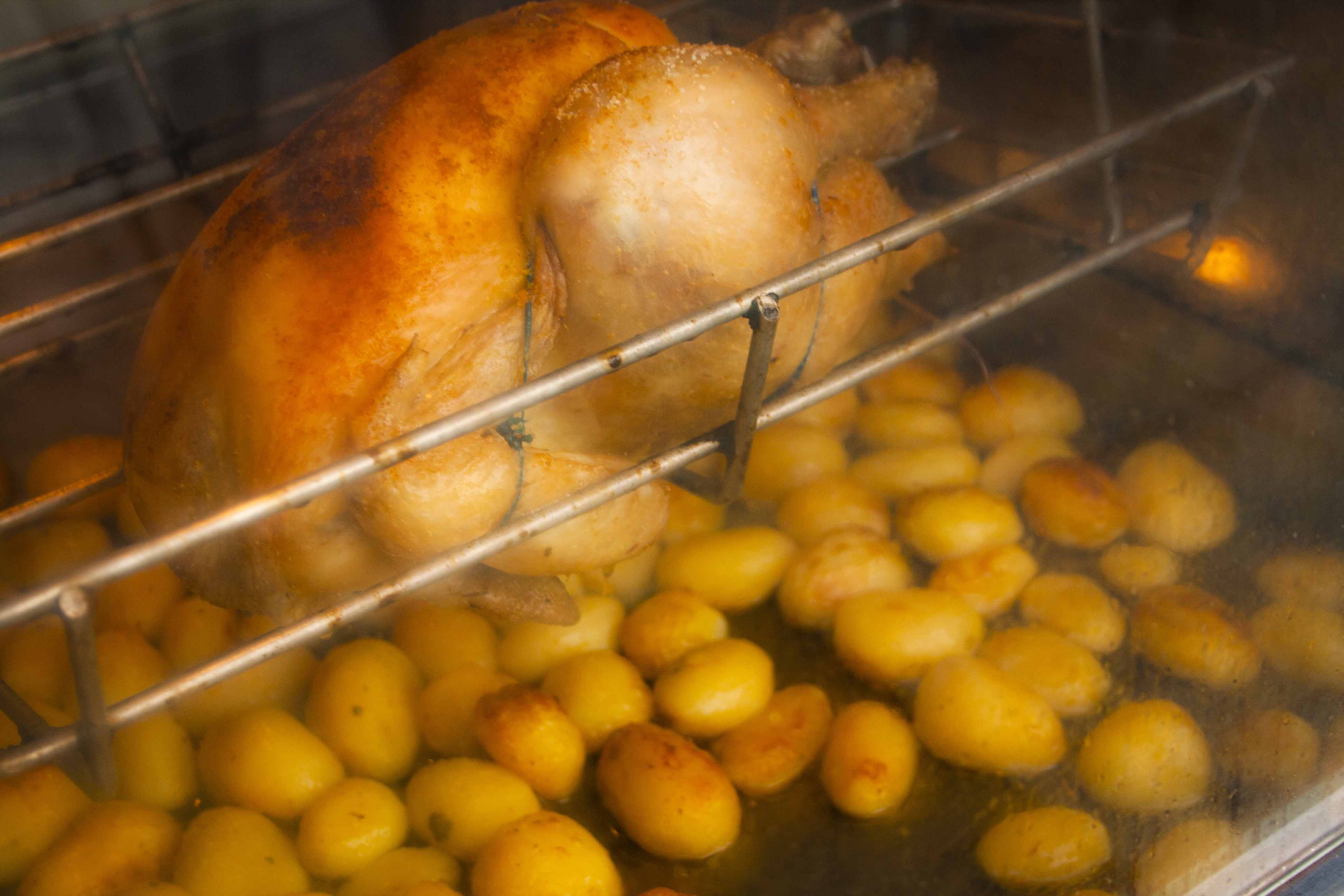 Poulet fermier rôti à la broche